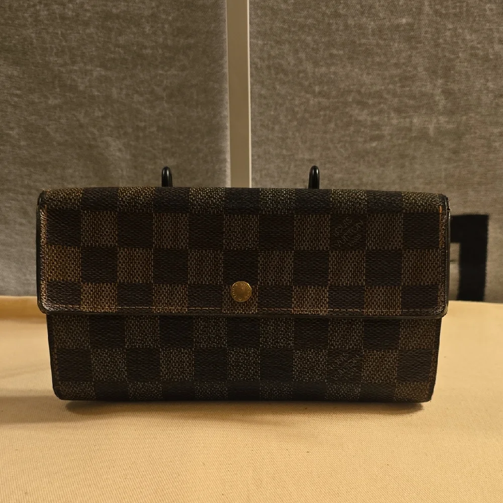 Louis Vuitton wallet in iconic Damier Ebene coated canvas with gold hardware - Picture 2 of 12